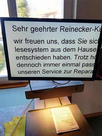 Bildschirmlesegerät Reinecker Videomatic LUX eingeschalten mit einem vergrösserten Text