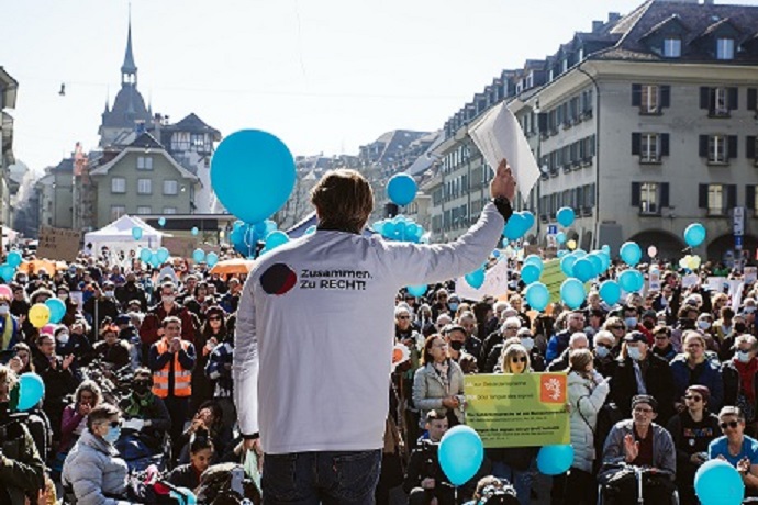 Massenmobilisierung aller Menschen mit Behinderungen: 1500 Personen demonstrieren in Bern, um unsere Behörden wachzurütteln. Foto: Eve Kohler.