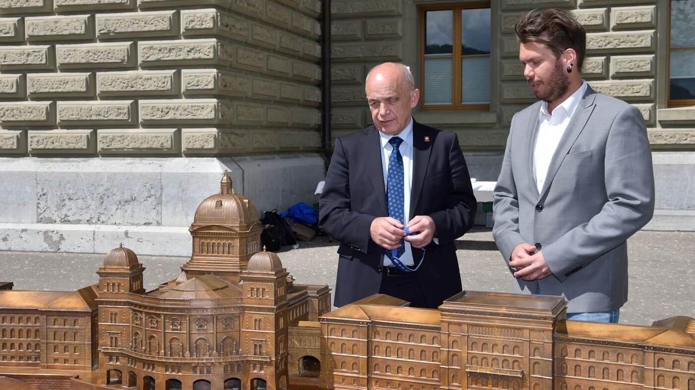 Les conseillers fédéraux Ueli Maurer et Andreas Schroth devant le modèle du Palais fédéral