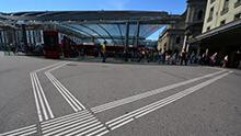 Marquages tactiles et visuels sur le place de la gare de Berne