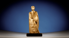 Bronzefigur mit einem Langstock als Pokal