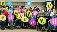 33 personnes avec différents handicaps tiennent des pancartes avec le logo de l’initiative pour l’inclusion (un «i» suivi d’un point d’exclamation). 