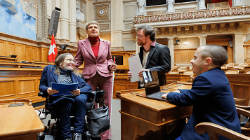 Quatre personnes handicapées sont au Palais fédéral pour discuter.