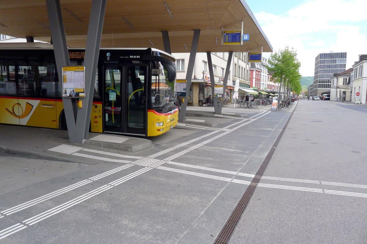 PostAuto Busbahnhof mit Leitliniensystem