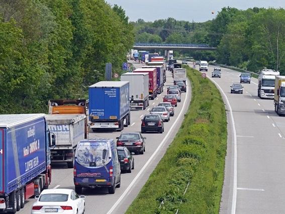 Autobahn mit dichtem Verkehrsaufkommen an Personenwagen und Lastwagen