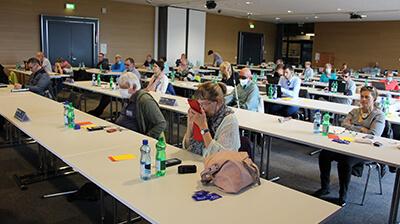 Blick in den Tagungssaal mit den Delegierten an Tischreihen im Kursaal Bern