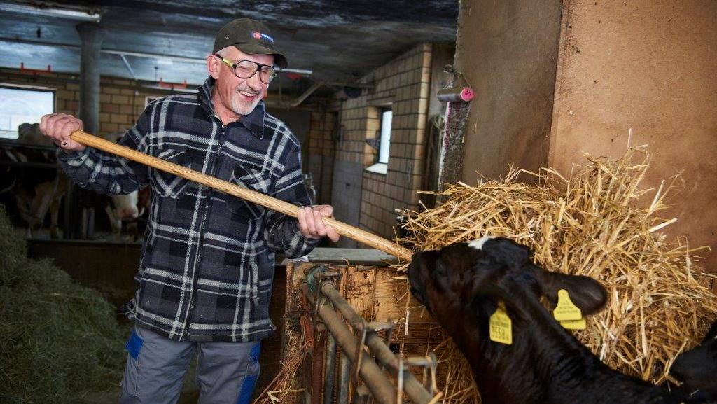 Hansruedi Stalder füttert seine Kühe